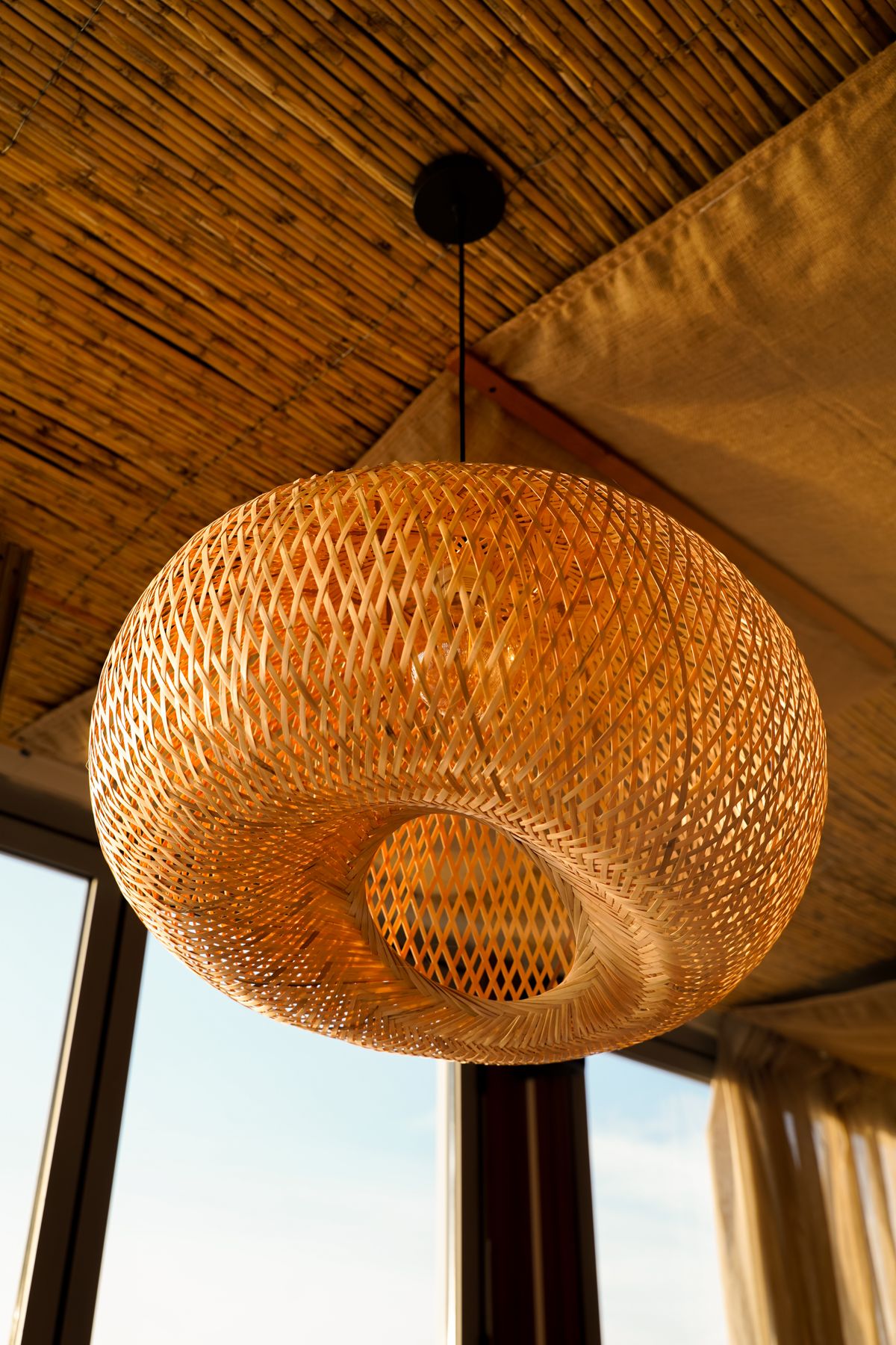 Elegant woven bamboo table lamp